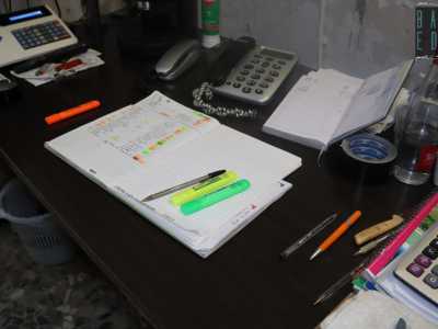 ...usando l�agenda sulla quale riporta orario e indirizzo delle consegne...